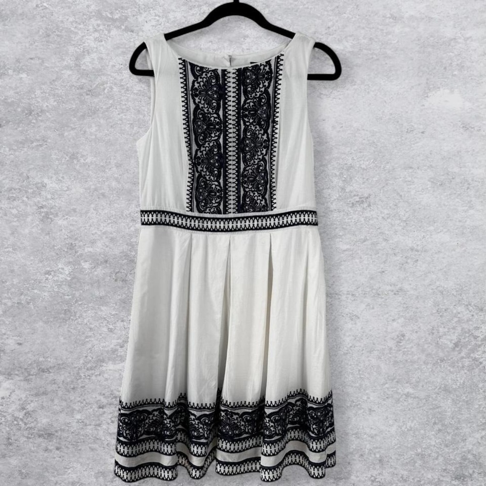 Taylor White and Blue Indie Embroidered Dress with Open Back Size 10‎